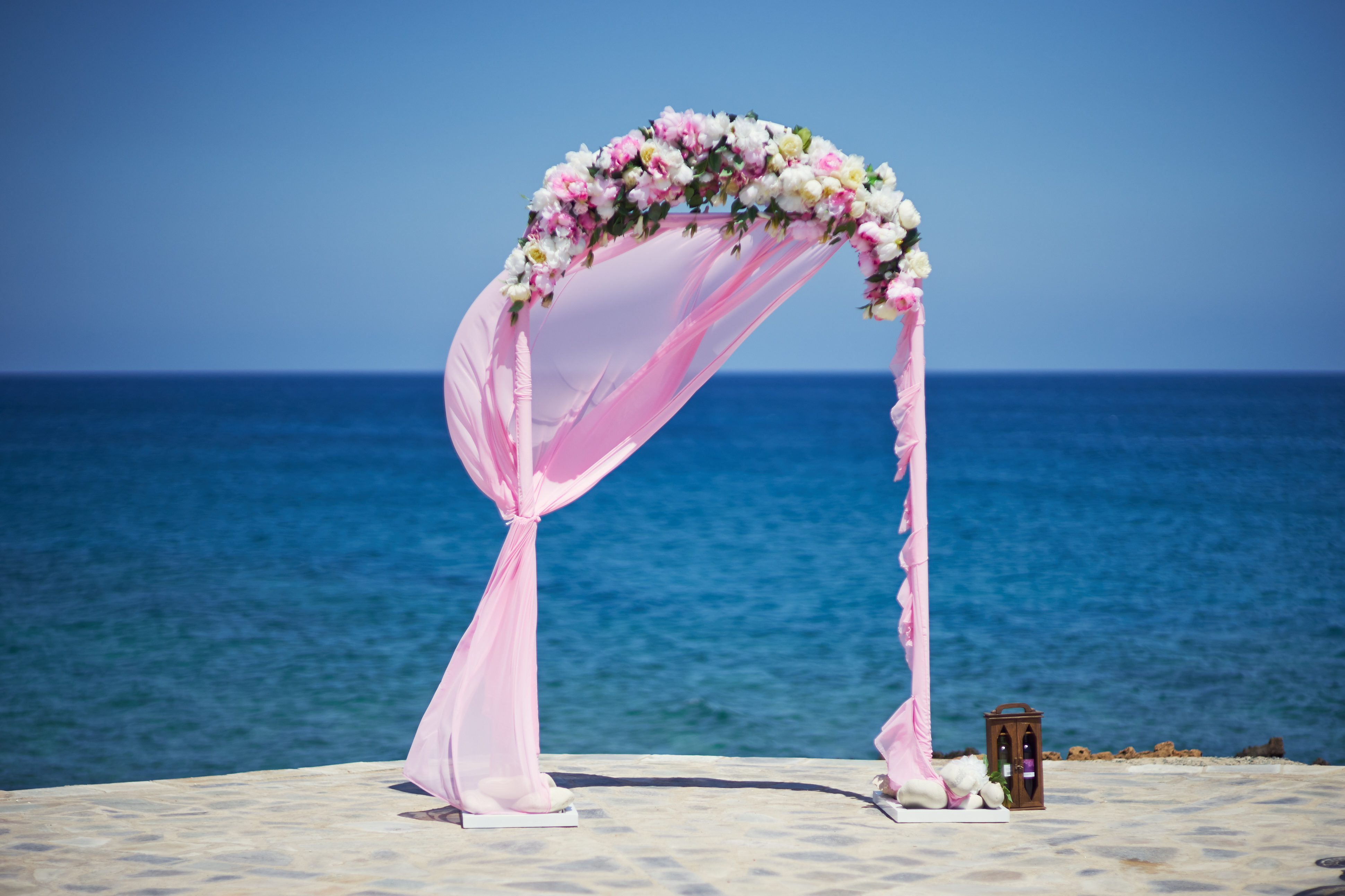 Оформление  белорозовое, свадьба на Кипре