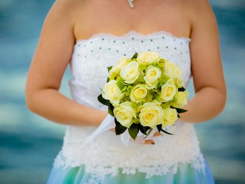 Розы и хризантемы- букет невесты на Кипре
